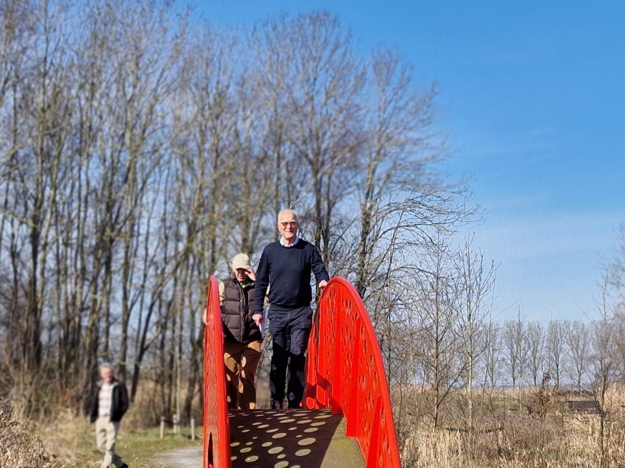 Proefwandeling met groep bij brug